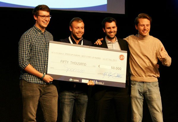 Il team di Sponsoo ha ricevuto un assegno da € 50.000 come premio in un concorso di startup. Il team di Sponsoo ha ricevuto un assegno da € 50.000 come premio in un concorso di startup.